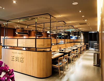 바른고기 정육점 강남점 — 원목 칸막이에 붙은 正肉店 사인과 환기 후드가 늘어선 홀